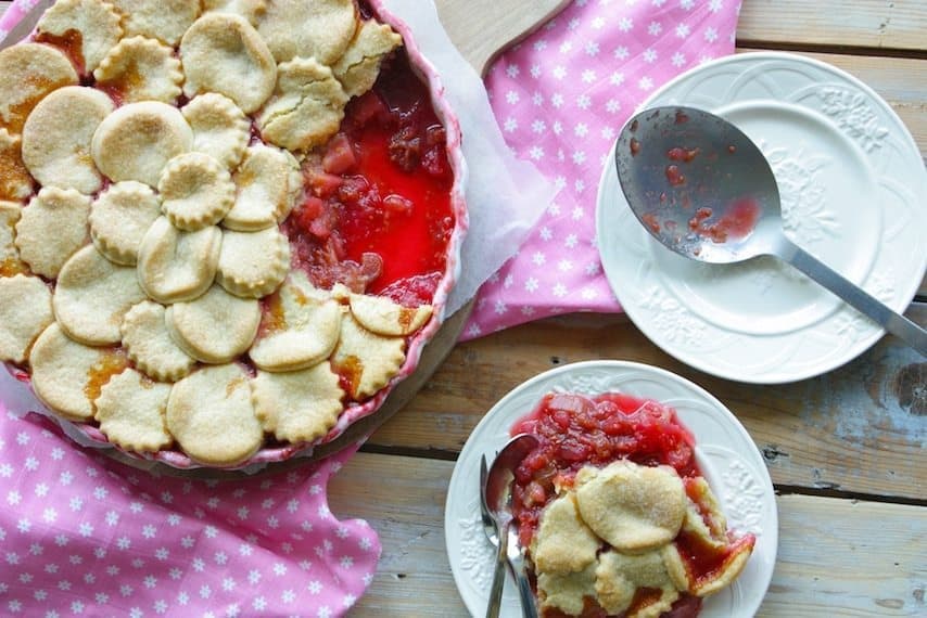 Rabarbertaart met appel en framboos van Donna Hay