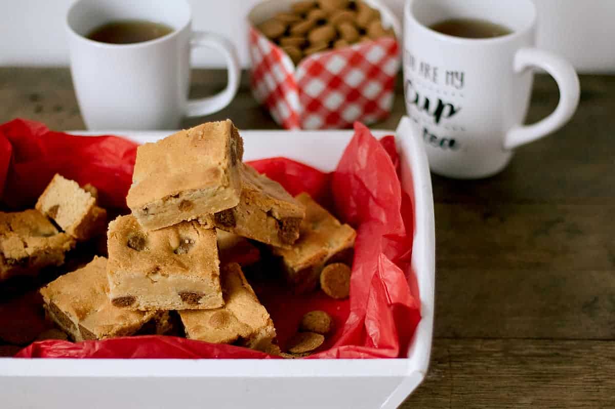 Blondies met kruidnoten