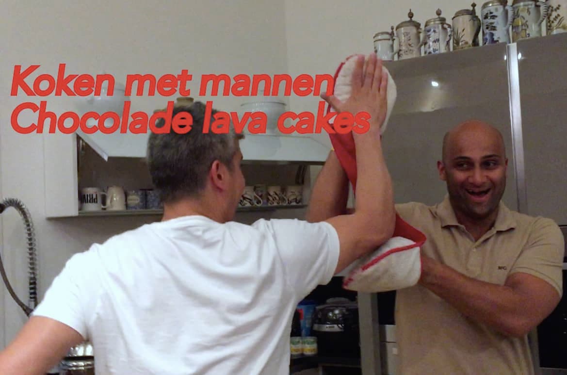 Video: de mannen koken chocolade lava cakes
