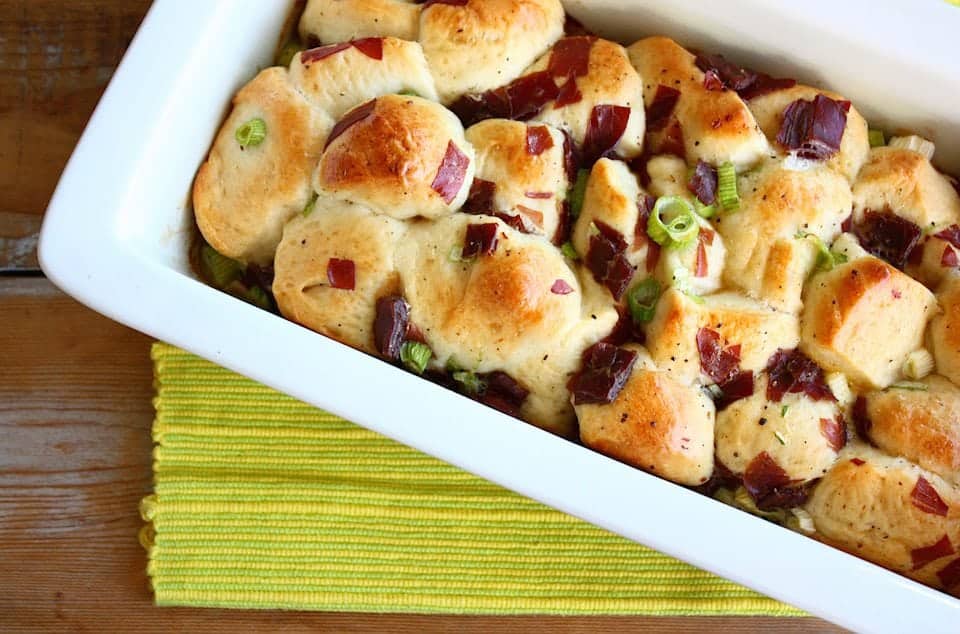 Brunchbrood met lente ui en prosciutto