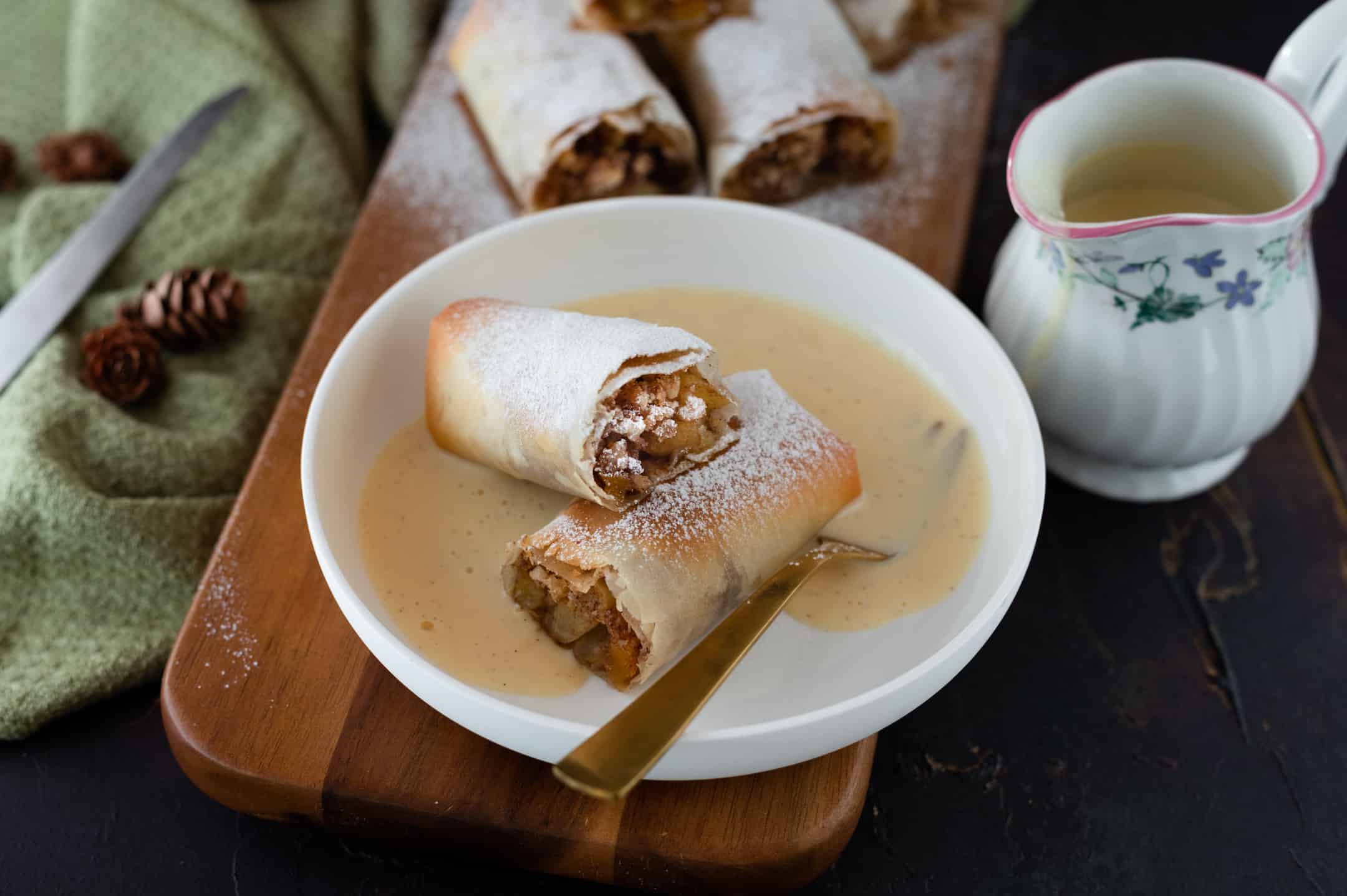 Mini apfelstrudels met zelfgemaakte vanillesaus