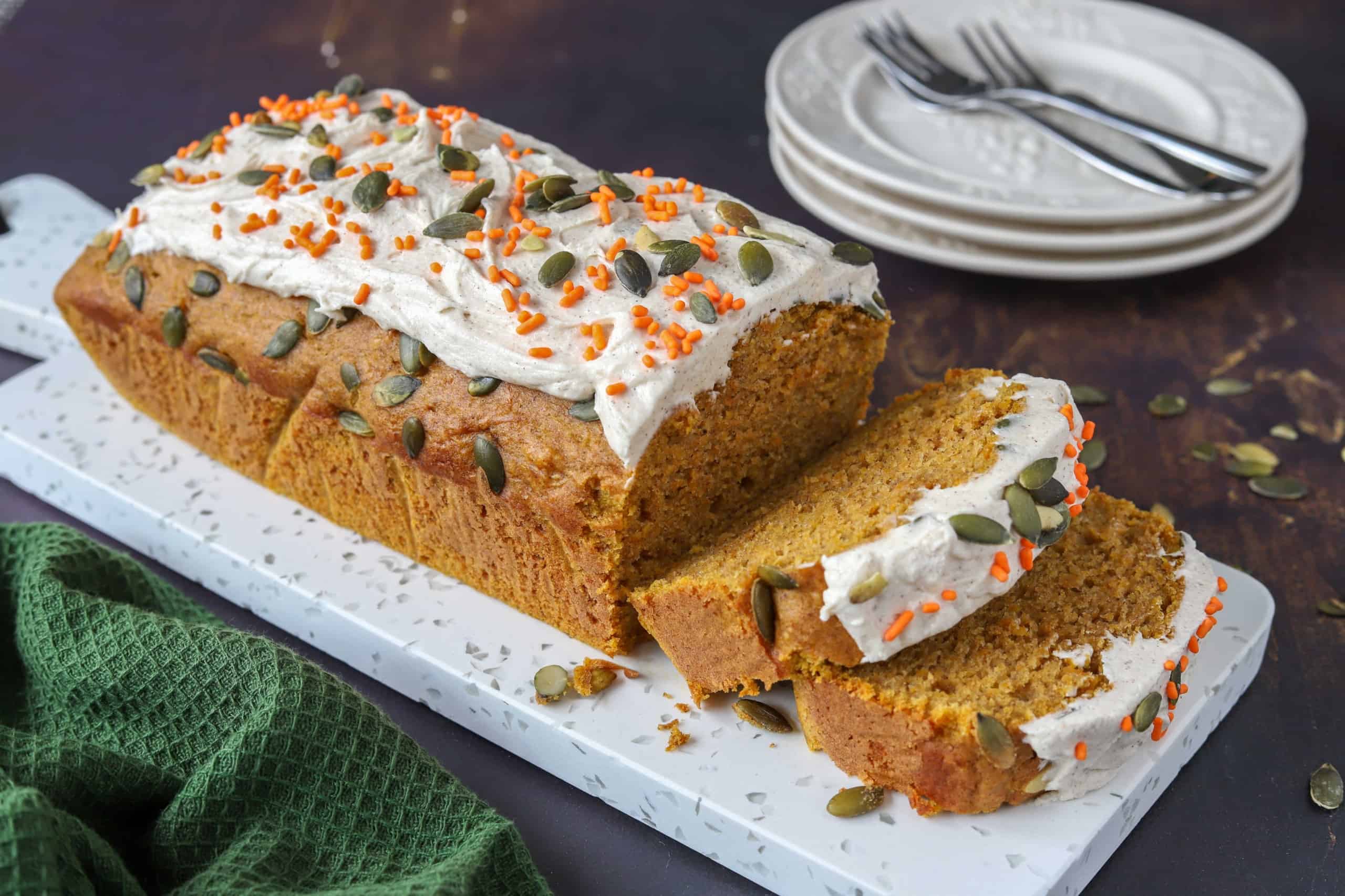 Pompoencake met pumpkin spice frosting