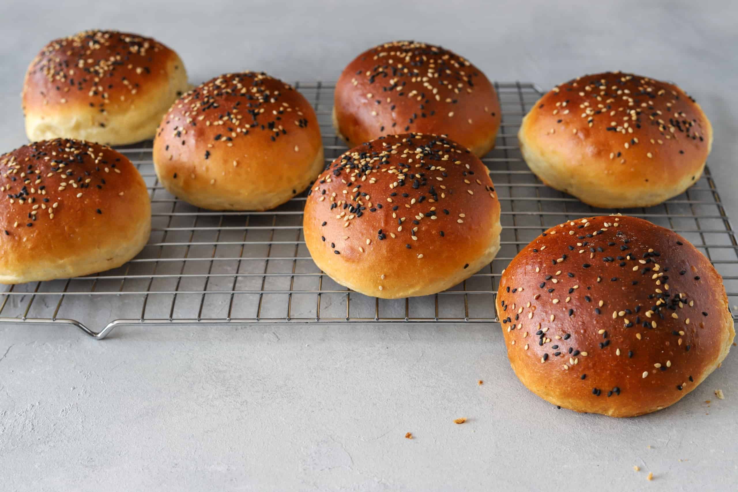 Zelfgemaakte briochebollen met sesamzaadjes